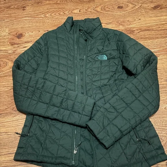 The North Face Women's Dark Green Puffer Jacket - Picture 4 of 6